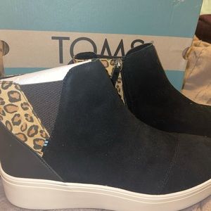 Toms size 10, tags on